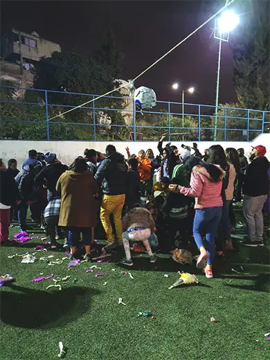 aventandose por los dulces