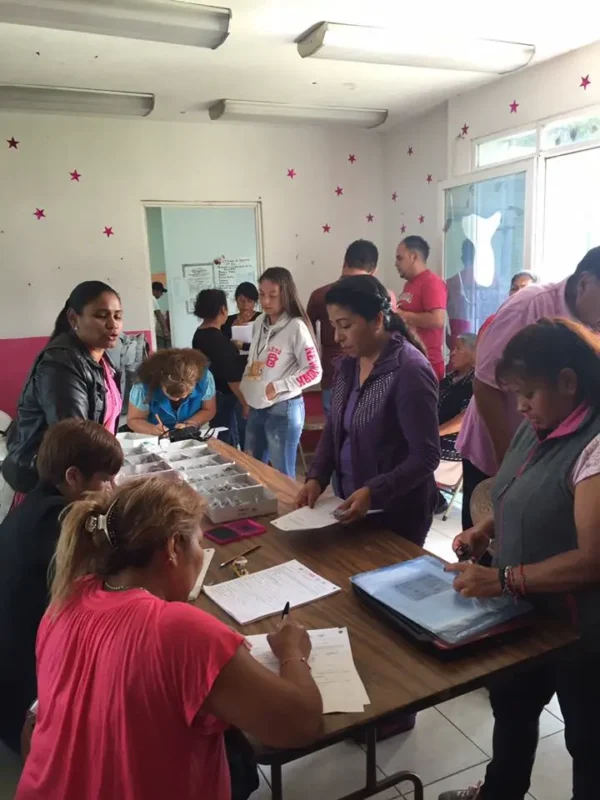 Entregando documentos