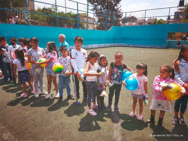 Nenes con su regalo de la final
