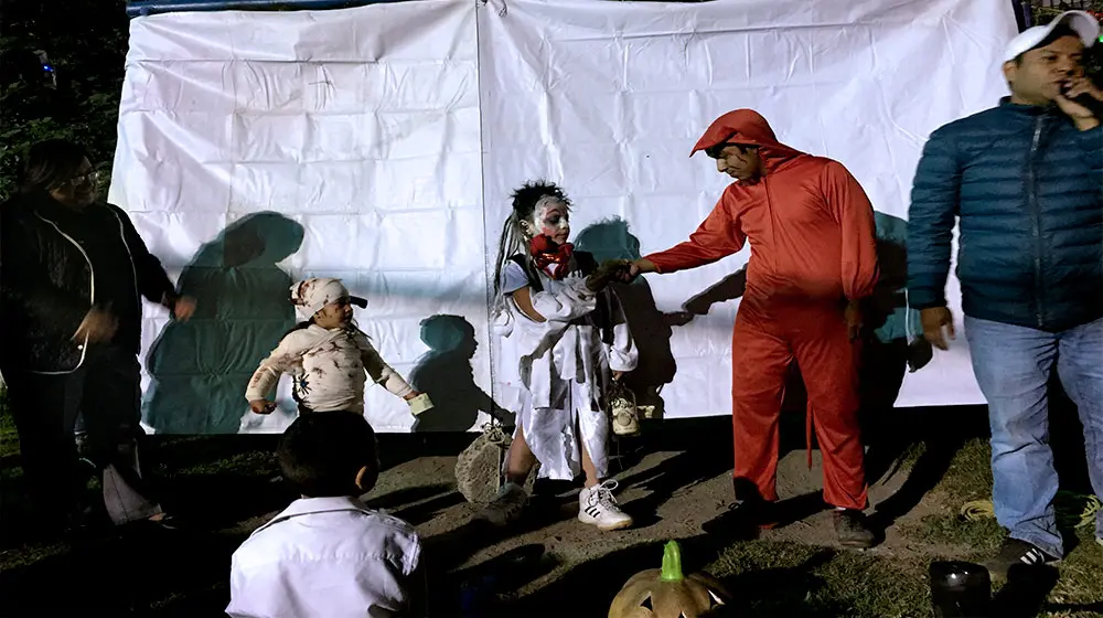 Juanito entregando regalo