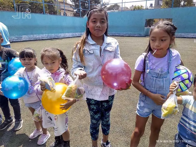 niñas con sus regalos de la final