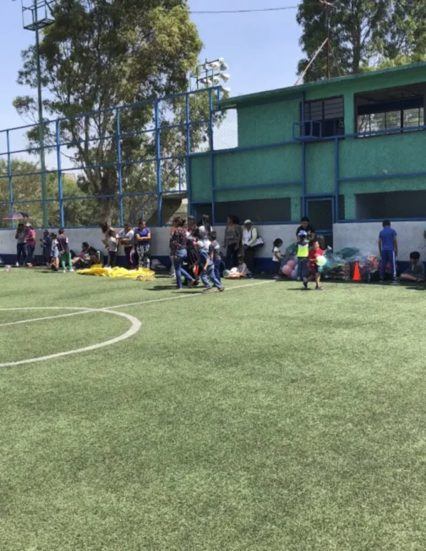 papás en el festejo del 30 de abril